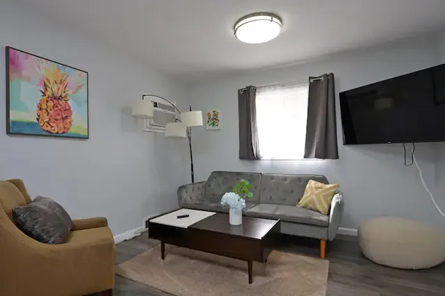 Private Entrance Uptown Downtown Cozy 1 Bed Lakes