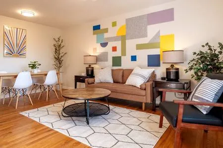 Huge 2 Bed in Belleville: Park2Cars, Pets, Laundry
