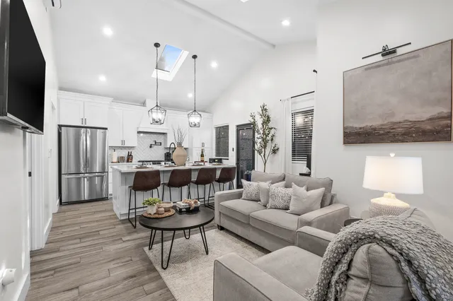 Chic Modern |Chef Kitchen|Fast WiFi |EV|Prime Spot