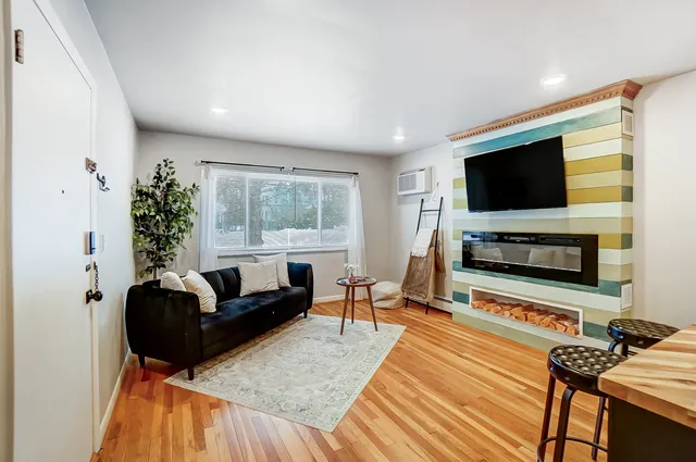 Chic 2 bed 1 Bath in Plesant Ridge