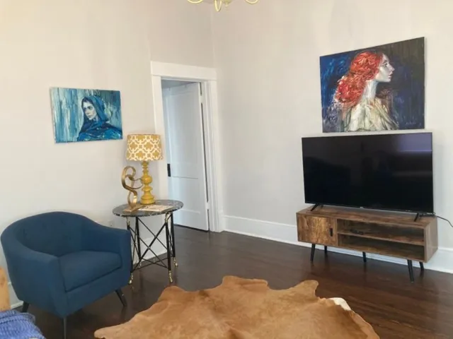 Artsy Bungalow Near Hospitals/Downtown Dallas 1