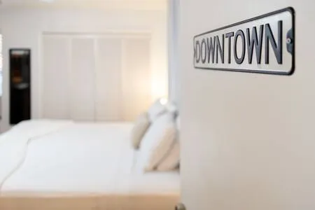 “Downtown” King pvt Bed&Bath, 55”TV near UF&HCA-FL