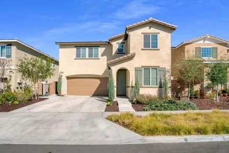 Modern 4BR 3 Baths Free Parking Great Location
