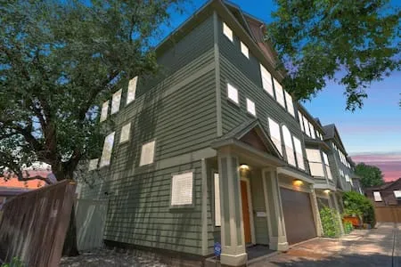 The Emerald @ Museum Park           4Bed,3RM,3Bath