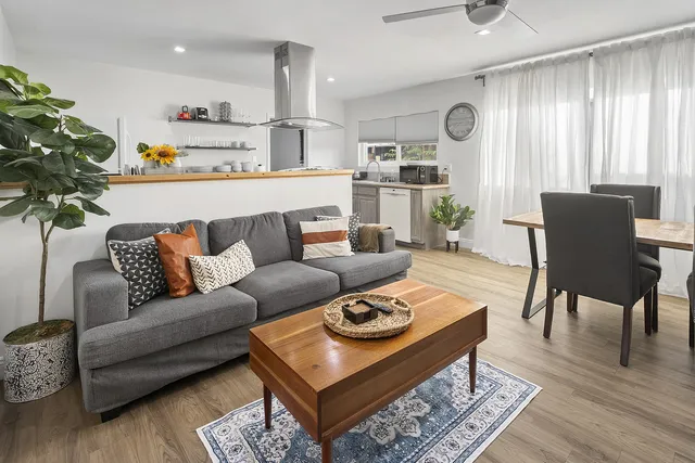 Modern 2BD w/ Gated Parking, King Bed – Near USC