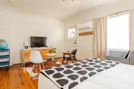 Spacious Studio Long Stays Pet Friendly w/Backyard
