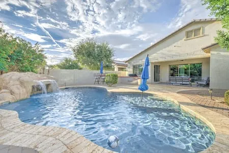 Spacious Home and Resort style backyard 5bed/3bath