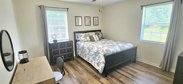 Cozy 3/1 with Large Screen Porch, 8 min to Stadium