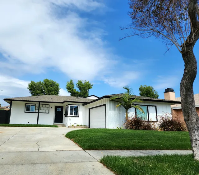 Sunlit Comfort in La MIrada - 4BR Families&Pets