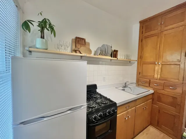 Cozy MCM 1BR - Minutes from the Lakes!