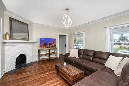 4BR/2B, Sleeps 12, Pet+, Laundry