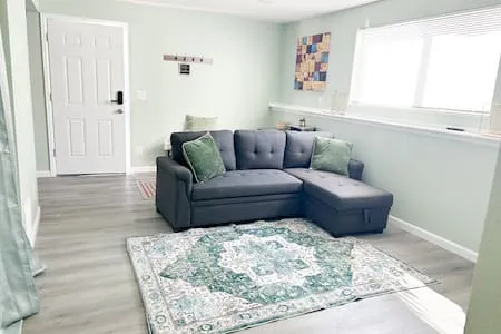 2BD Gem, Sleeps 6, Near Peterson Base and Airport!