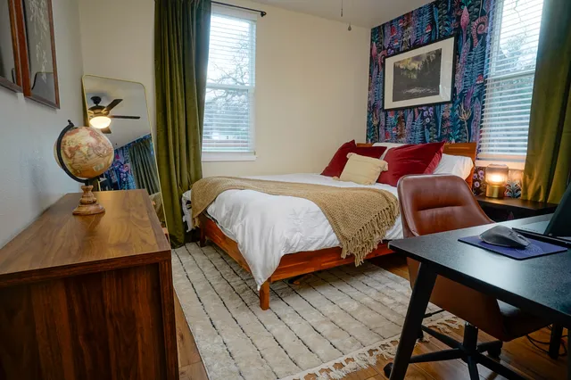 2-bdrm, 1.5 bath, 5 min to downtown, tucked away