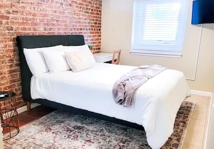 Garden Unit, 5 min walk to red line, free parking