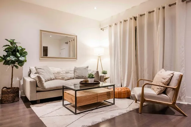2 BD Condo - Great Food - Close to UCLA + Samo