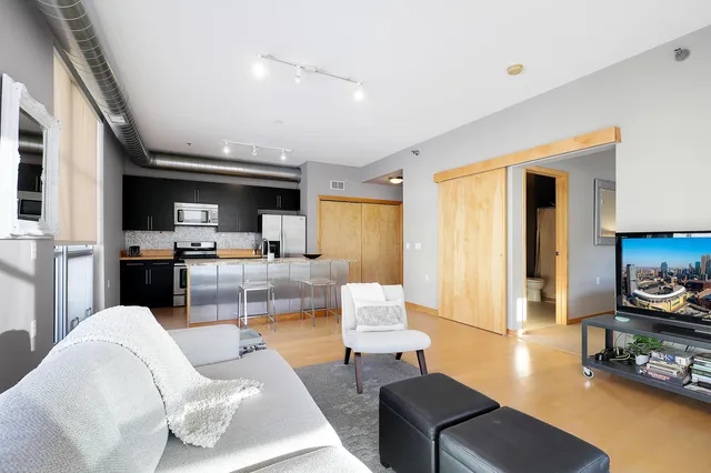 Executive Condo in Mpls, many hospitals in 10 min