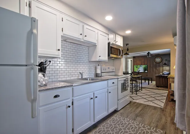 RoR2 Furnished, Includes Utilities, Off St Parking