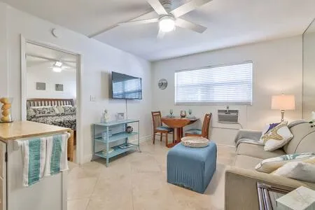 ☀️COZY CONDO with POOL - 1/2 BLOCK TO THE BEACH!