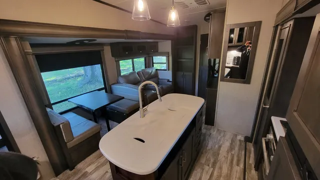 Cozy 2-bedroom RV with WiFi, in awesome Pensacola