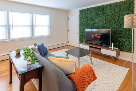 Charming Belleville 1 Bed: Pets OK-Parking-Laundry
