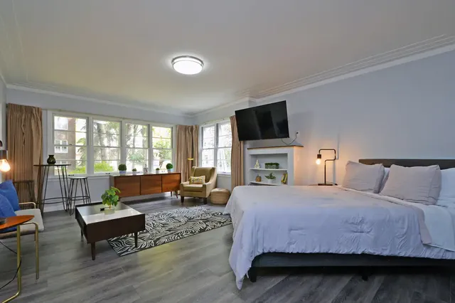Modern Studio Steps from Uptown, Downtown, Lakes