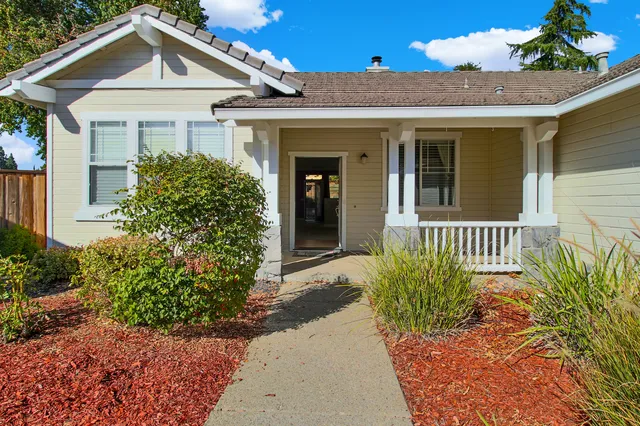 Single-Story 3 Bed 2 Bath Furnished Home, 5 Guests