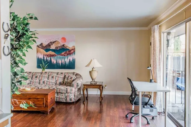 2 BD / Quiet Community / Close to Food + Shopping