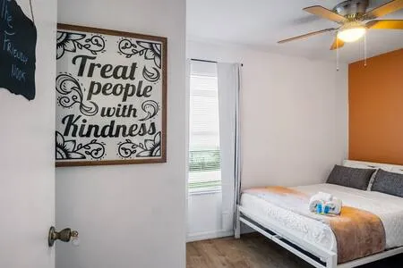 The Friendly Nook At The Blue Cottage in Palm Bay