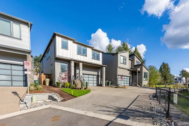 Modern Home on Private Drive, 4 bed newer home