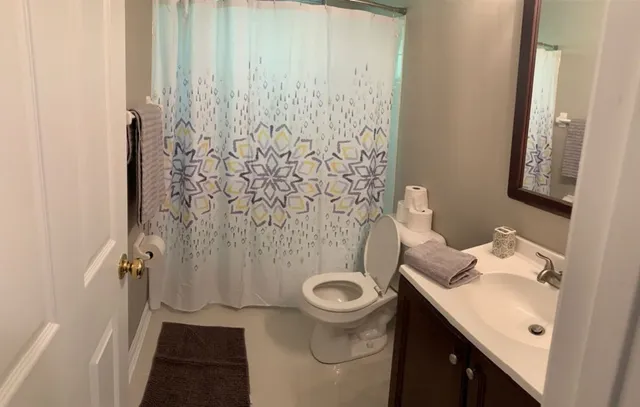 4 Bed 2.5 Bath Sleeps 10- King of Karincrest