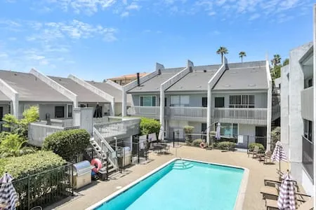 1BR Condo, Vaulted Ceiling, Pool, Parking